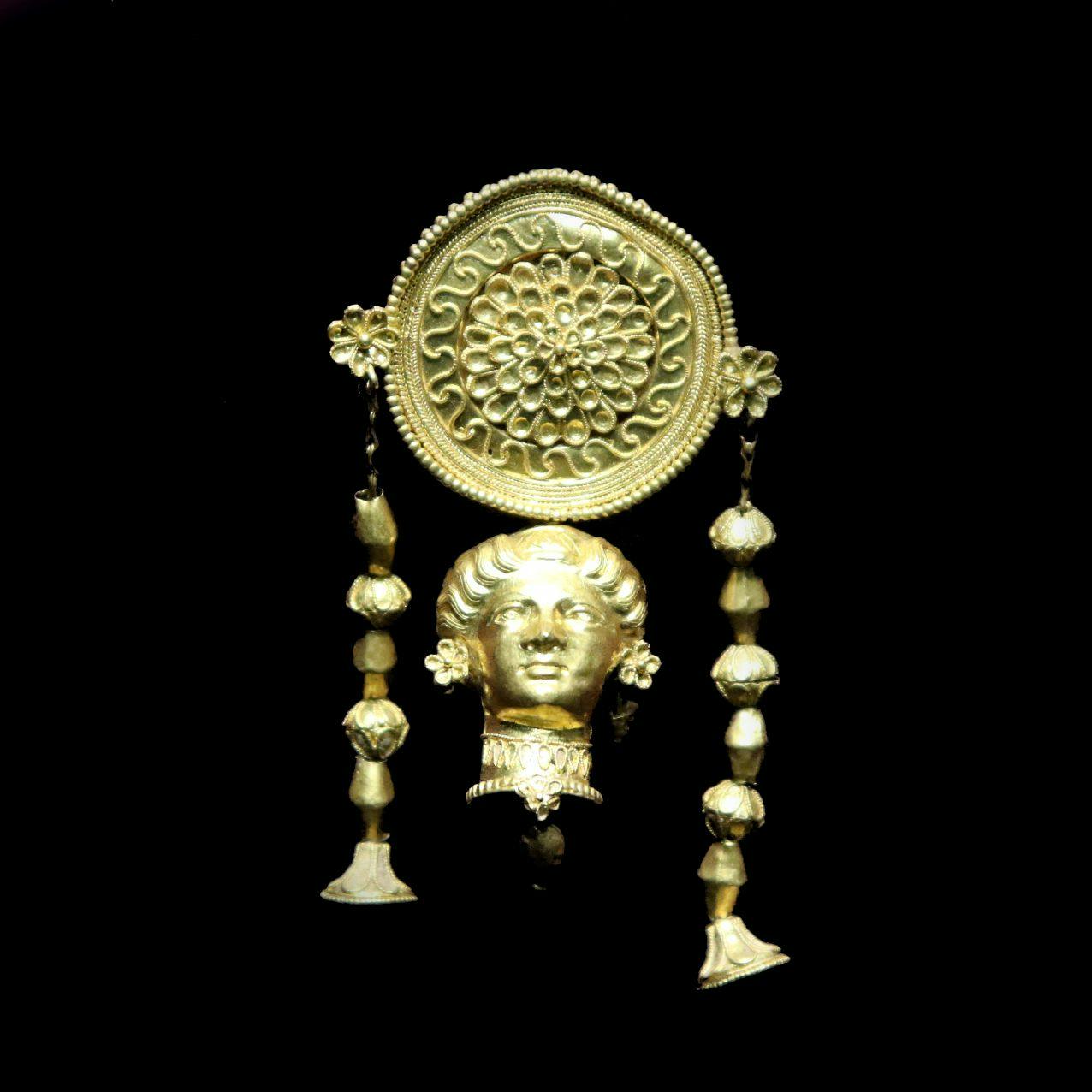 Gold and enamel disc earing (Fabien Bièvre-Perrin, CC BY 4..0Wikimedia Commons)