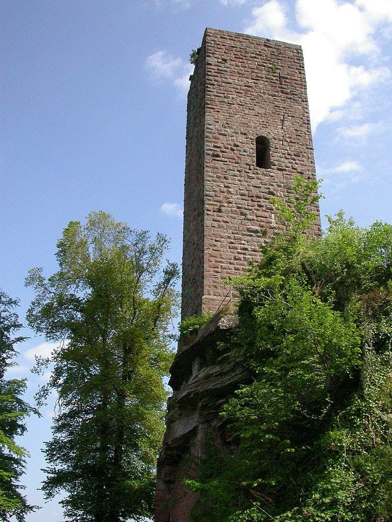Scharfenberg tower (TipFox, CC BY-SA 4.0 Wikimedia Commons)