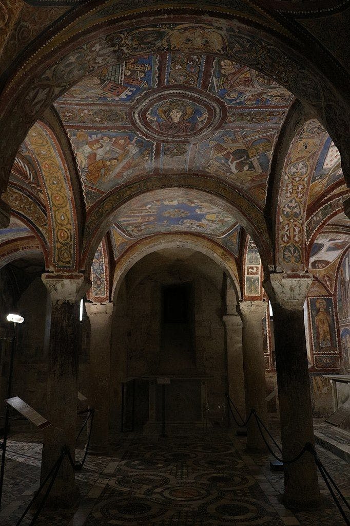 Crypt of San Mano inside the Cathedral Santa Maria (Diego Baglieri, CC BY-SA 4.0, via Wikimedia Commons)