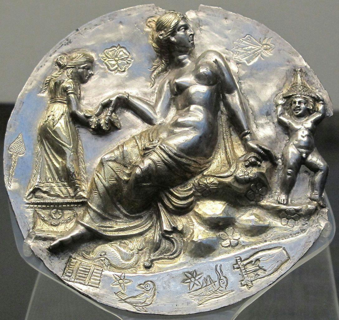 Silver medallion with Aphrodite bathing, Eros and a maiden, 300-200 BCE (I, Sailko, CC BY-SA 3.0 Wikimedia Commons)