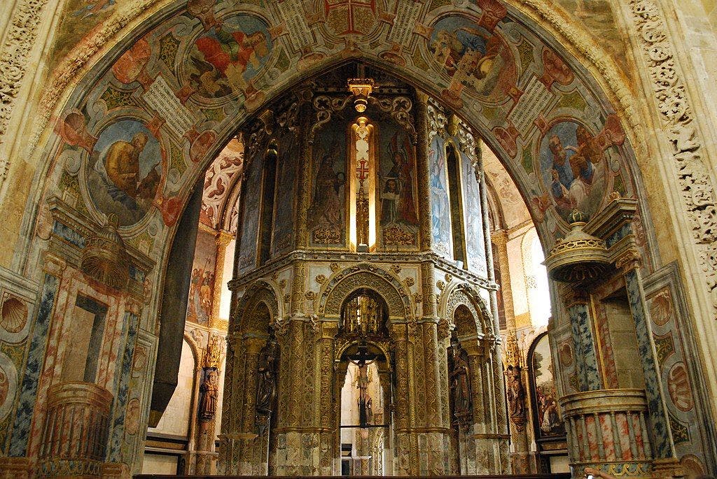 Convento de Cristo, Charola (by Concierge CC BY-SA 3.0 Wikimedia Commons)