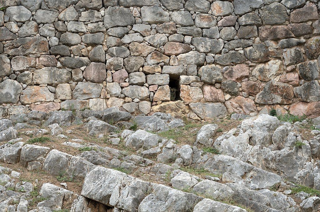 Massive walls of the citadel (Zde, CC BY-SA 4.0 Wikimedia Commons)