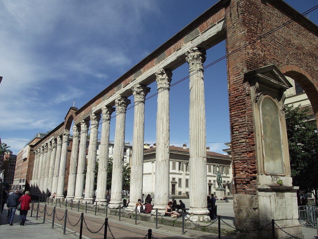 View of the colonnade (by Parsifall, CC BY-SA 4.0 via Wikimedia Commons)