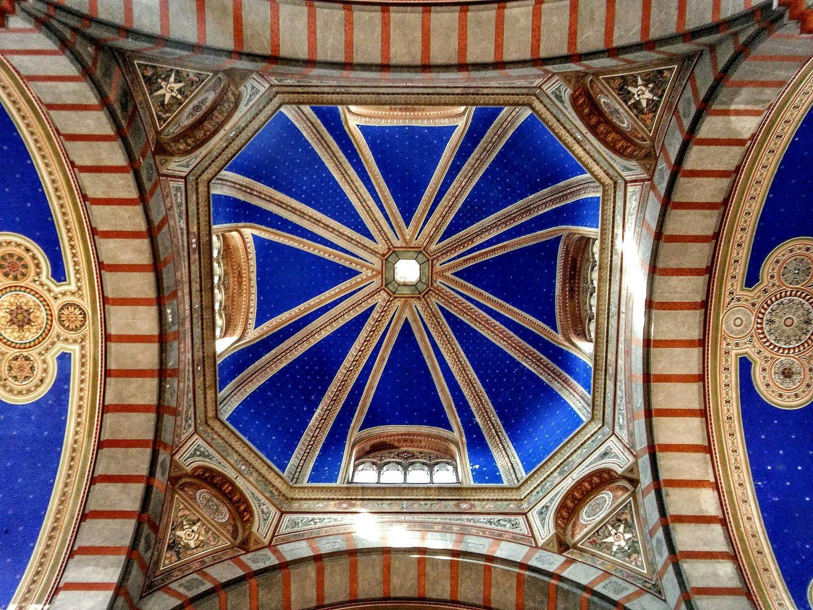 Famedio's ceiling (by Melancholia~itwiki, CC BY-SA 4.0 via Wikimedia Commons)