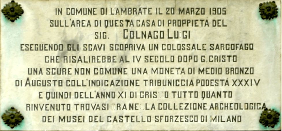 Commemorative plaque of the discovery in Conte Rosso Street