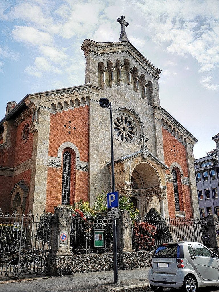 External facade of the church (by Saggittarius A, CC BY-SA 4.0 via Wikimedia Commons)