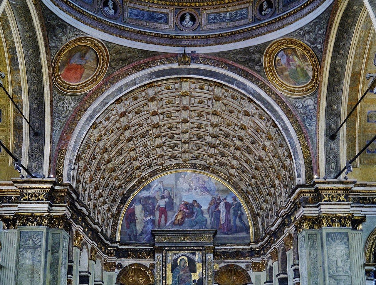 Frontal view of the transept behind the altar (by Zairon, CC BY-SA 4.0, via Wikimedia Commons)