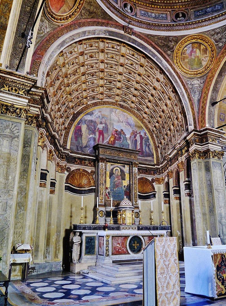 Side view of the transept behind the altar (by Zairon, CC BY-SA 4.0, via Wikimedia Commons)