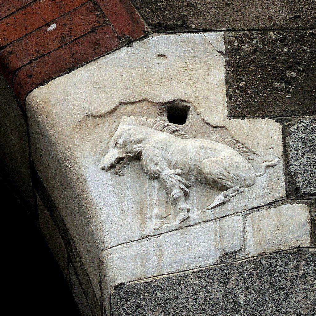 Bas-relief Piazza dei Mercanti with the legendary sow (by M.casanova, CC BY-SA 4.0 , via Wikimedia Commons)