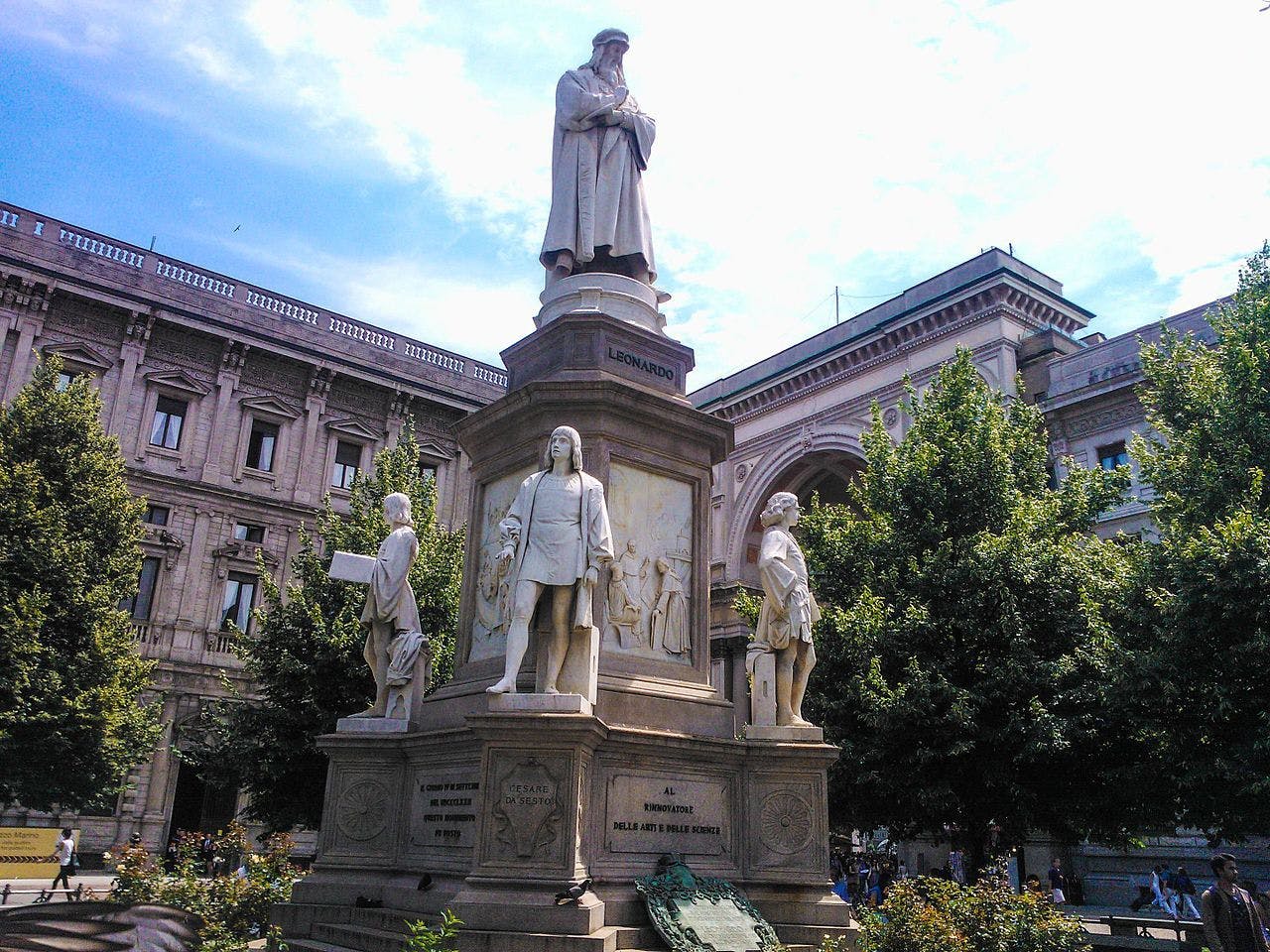 Statue of Leonardo da Vinci in La Scala Square (Pietro Magni, CC BY-SA 4.0 via Wikimedia Commons)