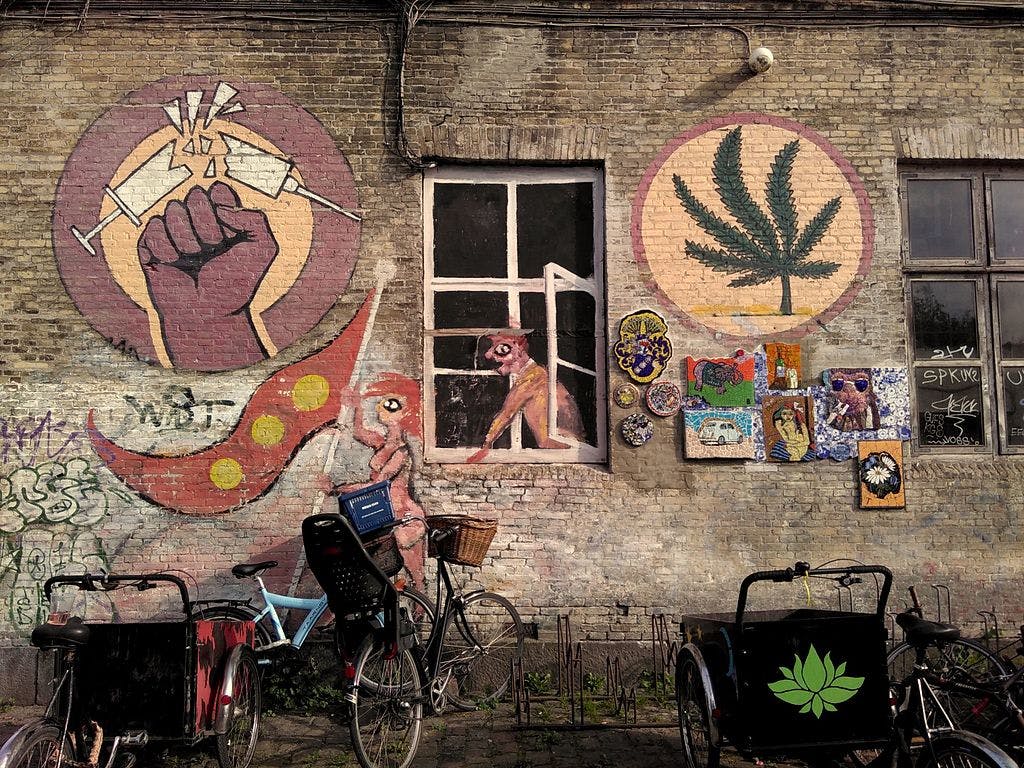 Christiania against hard drugs (by Smurrayinchester, CC BY-SA 4.0  Wikimedia Commons)