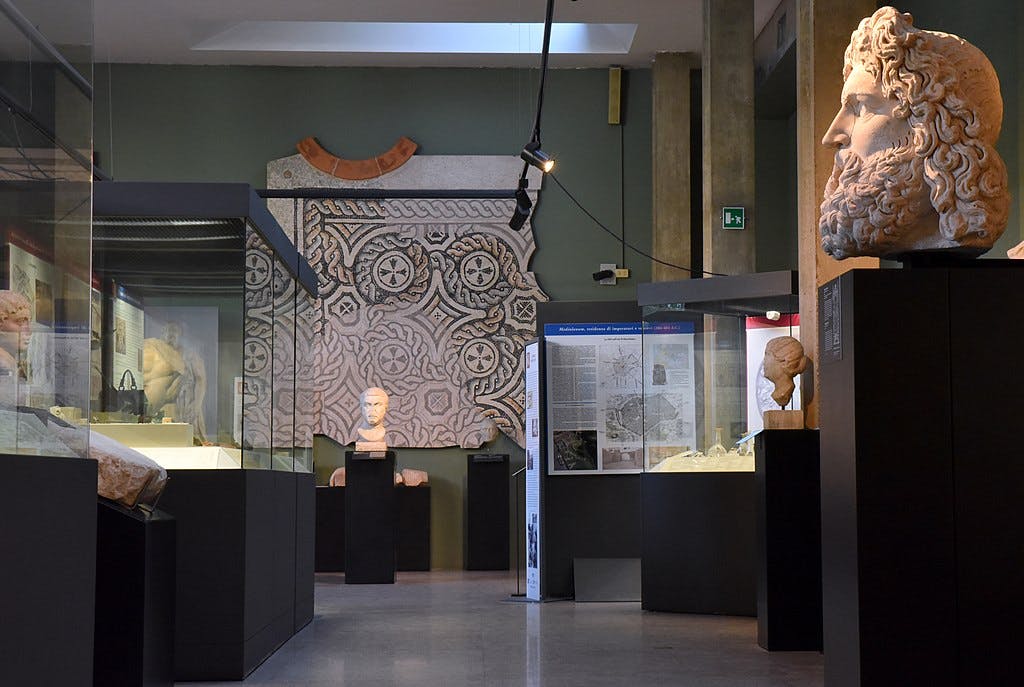 Inside the "Museo Civico Archeologico" (by Alberto Panzani, CC BY-SA 4.0 via Wikimedia Commons)