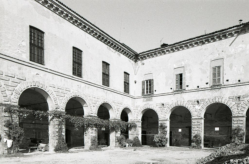 Inside of the castle - photo shooting 1980 (by Paolo Monti, CC BY-SA 4.0 Wikimedia Commons)