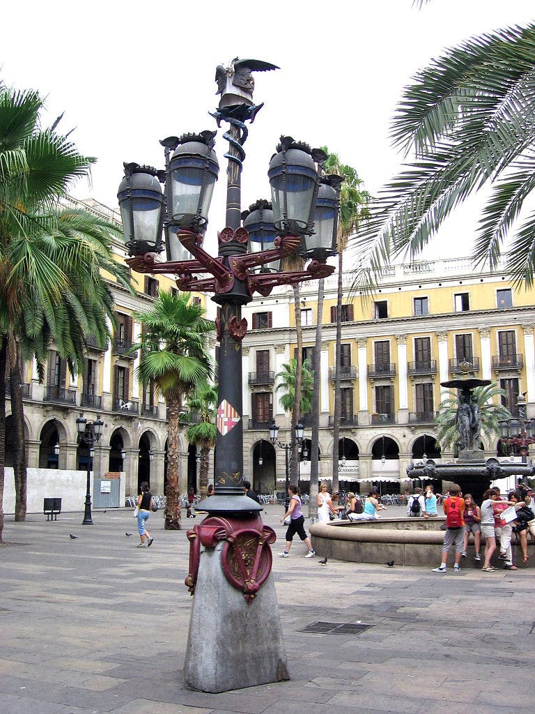 Street lamps in the Plaza Real (by Canaan, CC BY-SA 4.0 Wikimedia Commons)