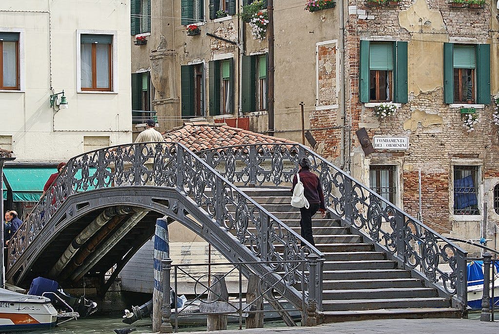 Bridge delimiting the "Ghetto Nuovo" (by Didier Descouens, CC BY-SA 4.0 Wikimedia Commons)