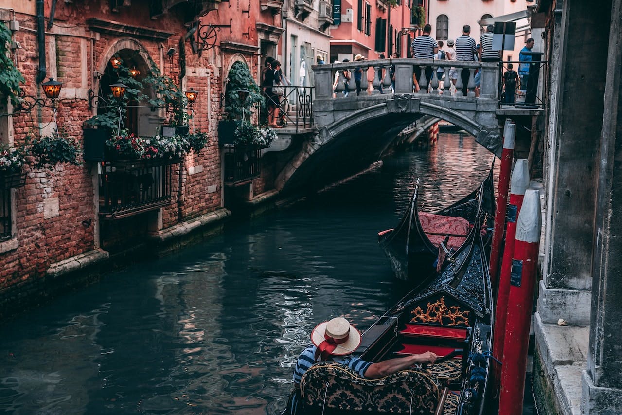 A stroll along the enchanting bridges of Venice